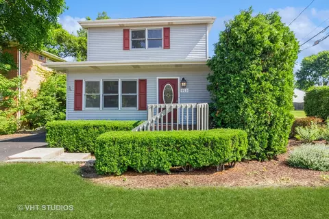 915 E Chicago Ave, Naperville, IL 60540