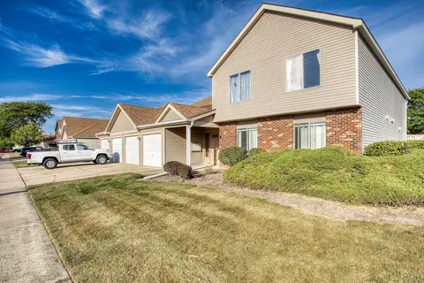 7070 Newport Dr #203, Woodridge, IL 60517