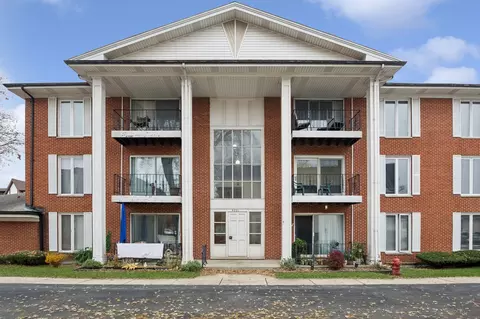 5721 Circle Dr #102, Oak Lawn, IL 60453