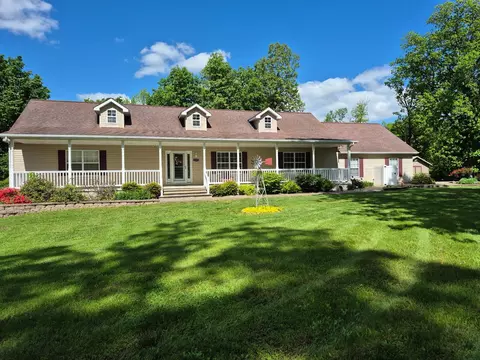 11052 Prestwick Dr, Benton, IL 62812