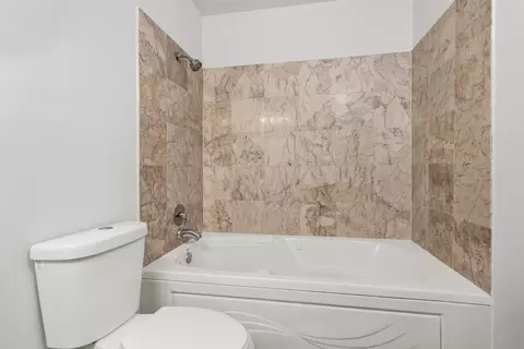 Bath - 1628 W Juneway Ave #1, Chicago, IL 60626 photo 2 of 4