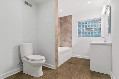 Bath - 1628 W Juneway Ave #1, Chicago, IL 60626 photo 4 of 4