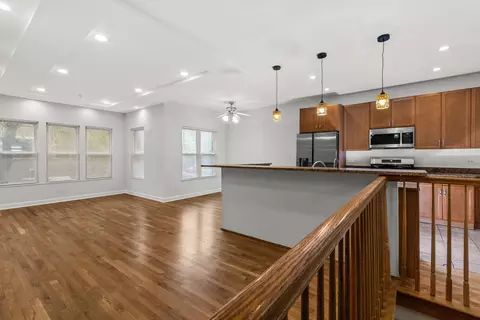 Living - 1628 W Juneway Ave #1, Chicago, IL 60626 photo 7 of 9