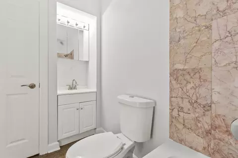 Bath - 1628 W Juneway Ave #1, Chicago, IL 60626 photo 3 of 4