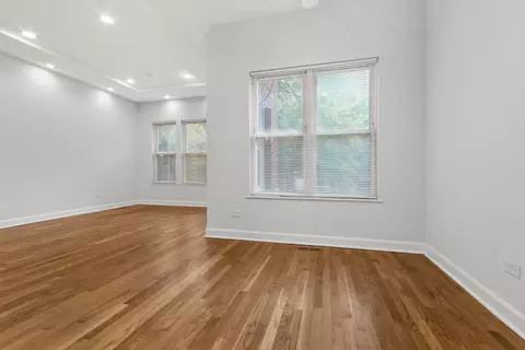 Living - 1628 W Juneway Ave #1, Chicago, IL 60626 photo 5 of 9