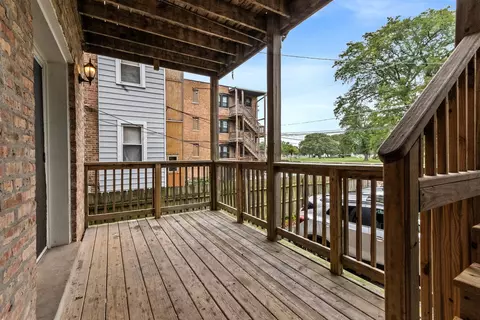 Exterior - 1628 W Juneway Ave #1, Chicago, IL 60626 photo 3 of 10