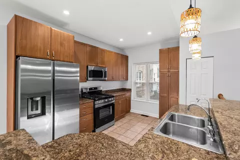 Kitchen - 1628 W Juneway Ave #1, Chicago, IL 60626 photo 1 of 3
