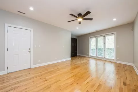 Living - 21 E 26th St #3, Chicago, IL 60616 photo 1 of 3
