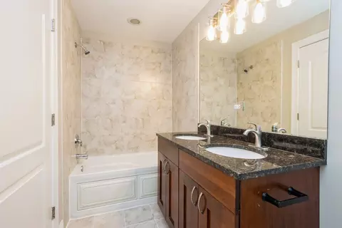 Bath - 21 E 26th St #3, Chicago, IL 60616 photo 2 of 4