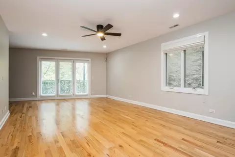 Living - 21 E 26th St #3, Chicago, IL 60616 photo 2 of 3