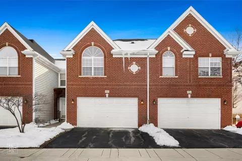 150 Fulbright Ln, Schaumburg, IL 60194