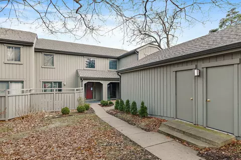 225 Shoreline Rd, Lake Barrington, IL 60010