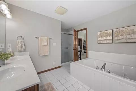 Bath - n515 Armstrong Lane, Geneva, IL 60134 photo 3 of 5