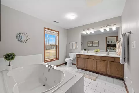 Bath - n515 Armstrong Lane, Geneva, IL 60134 photo 2 of 5