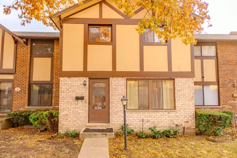 18 W149 Buckingham Ln, Villa Park, IL 60181