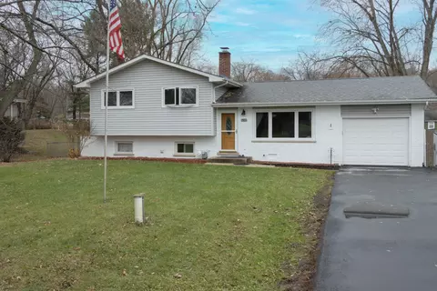 6209 Sands Rd, Crystal Lake, IL 60014