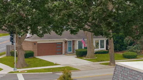 1100 Potter Rd, Park Ridge, IL 60068