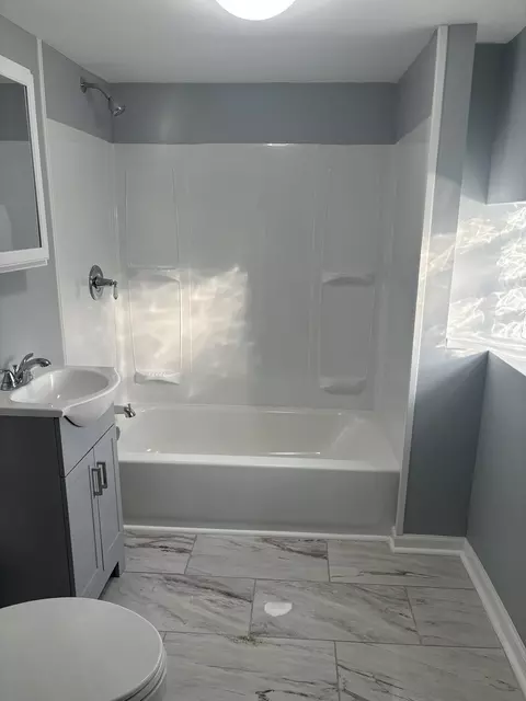 Bath - 2049 E 93rd St, Chicago, IL 60617 photo 4 of 4