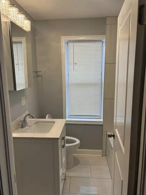 Bath - 2049 E 93rd St, Chicago, IL 60617 photo 1 of 4