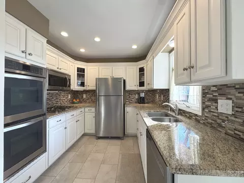 Kitchen - 13 Erin Ln, Kankakee, IL 60901 photo 2 of 4
