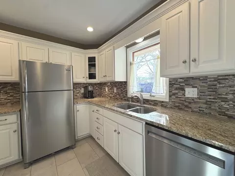 Kitchen - 13 Erin Ln, Kankakee, IL 60901 photo 4 of 4