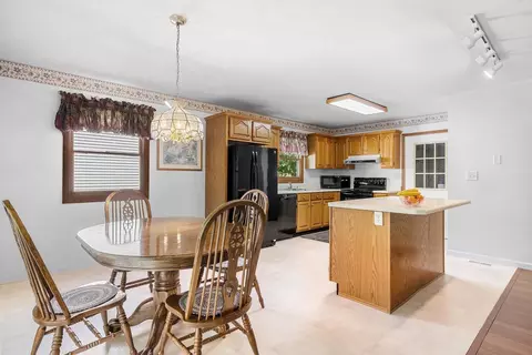 Kitchen - 1115 Willowbrook Dr, Springfield, IL 62711 photo 2 of 3