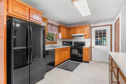 Kitchen - 1115 Willowbrook Dr, Springfield, IL 62711 photo 3 of 3