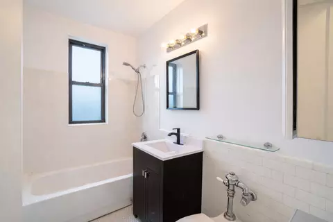 Bath - 1765 E 55th St #E1, Chicago, IL 60615 photo 1 of 2