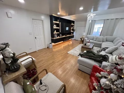 Living - 468 Harmony Dr, Wheeling, IL 60090 photo 2 of 5