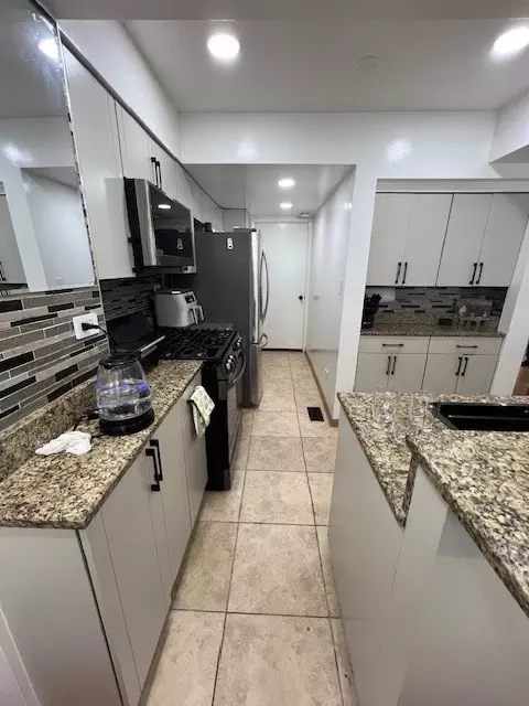 Kitchen - 468 Harmony Dr, Wheeling, IL 60090 photo 4 of 4