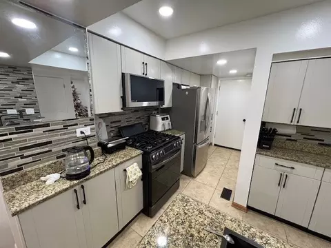 Kitchen - 468 Harmony Dr, Wheeling, IL 60090 photo 2 of 4