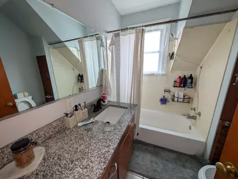 Bath - 920 Augusta Ave, Elgin, IL 60120 photo 1 of 1