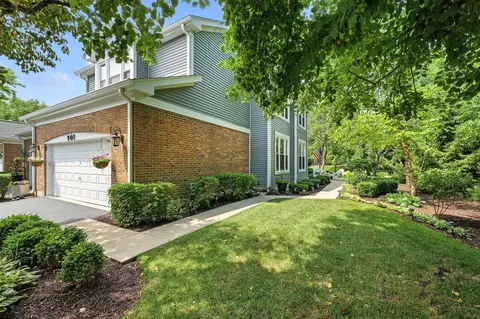 901 Heathrow Ln, Naperville, IL 60540