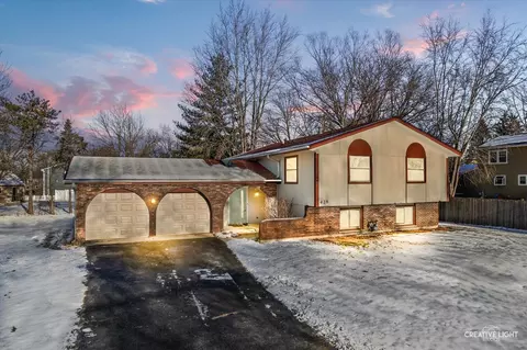 425 Carriage Hill Rd, Naperville, IL 60565