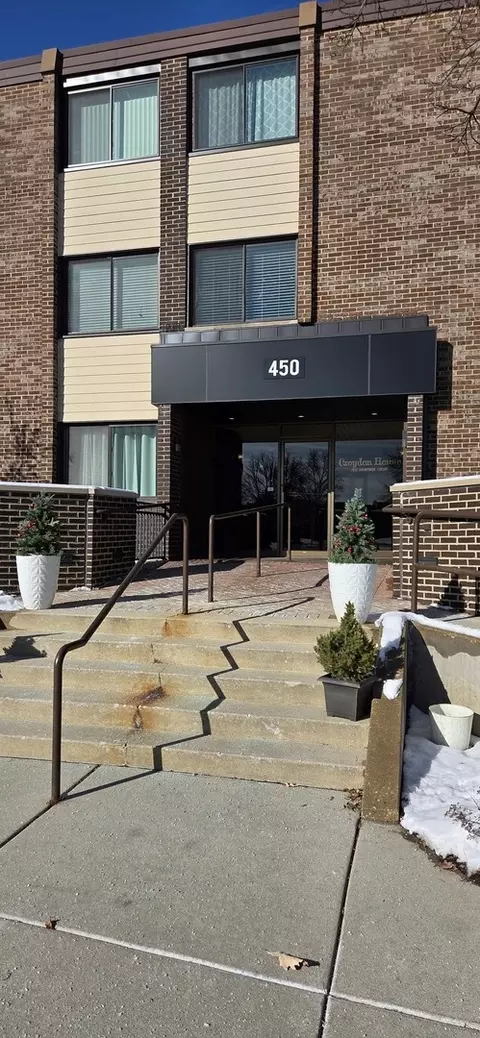 450 Raintree Ct #2M, Glen Ellyn, IL 60137
