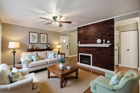 Living - 8745 43rd St, Lyons, IL 60534 photo 2 of 5