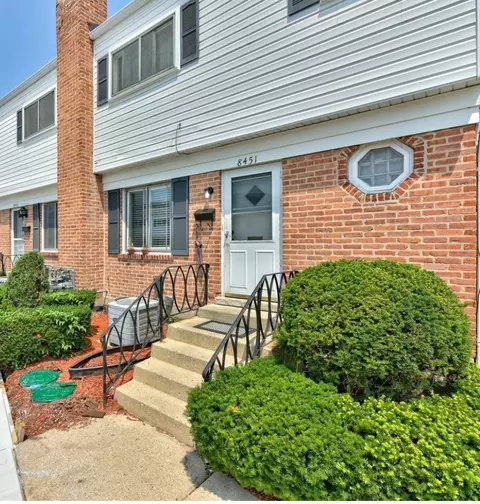 8451 Linder Ct, Skokie, IL 60077