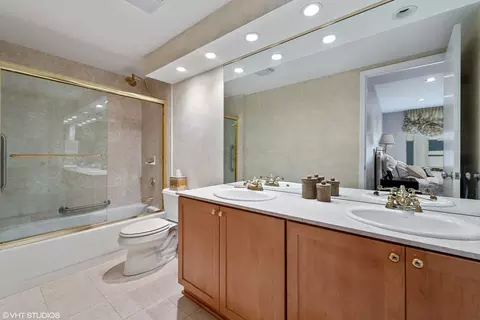 Bath - 40 E Delaware Pl #403, Chicago, IL 60611 photo 1 of 2
