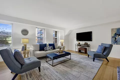 Living - 40 E 9th St #609, Chicago, IL 60605 photo 1 of 7