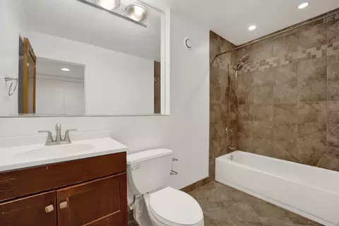 Bath - 40 E 9th St #609, Chicago, IL 60605 photo 1 of 2