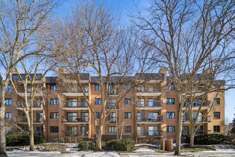 1695 2nd St #402, Highland Park, IL 60035