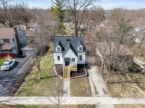 122 S Park St, Westmont, IL 60559