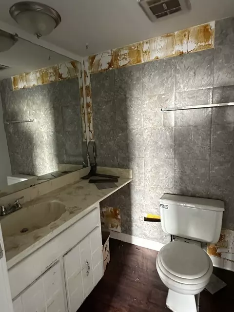 Bath - 830 Elder Rd #B403, Homewood, IL 60430 photo 1 of 3