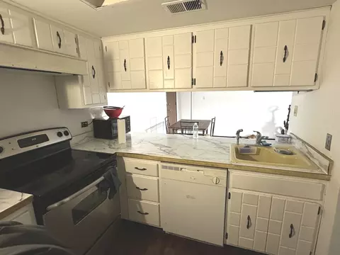Kitchen - 830 Elder Rd #B403, Homewood, IL 60430 photo 4 of 4