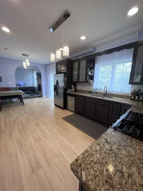 Kitchen - 200 W Thacker St, Hoffman Estates, IL 60169 photo 1 of 2