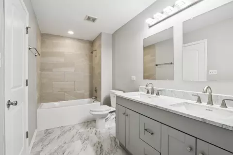 Bath - 3348 Willow Ln, Markham, IL 60428 photo 4 of 5