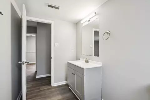 Bath - 3348 Willow Ln, Markham, IL 60428 photo 3 of 5