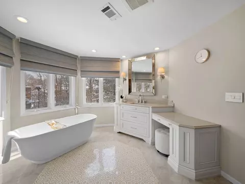 Bath - 1437 Sunset Ridge Rd, Glenview, IL 60025 photo 4 of 9
