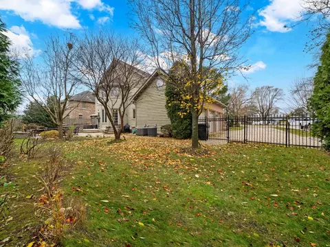 Exterior - 1437 Sunset Ridge Rd, Glenview, IL 60025 photo 5 of 7