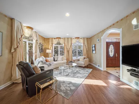 Living - 1437 Sunset Ridge Rd, Glenview, IL 60025 photo 3 of 8